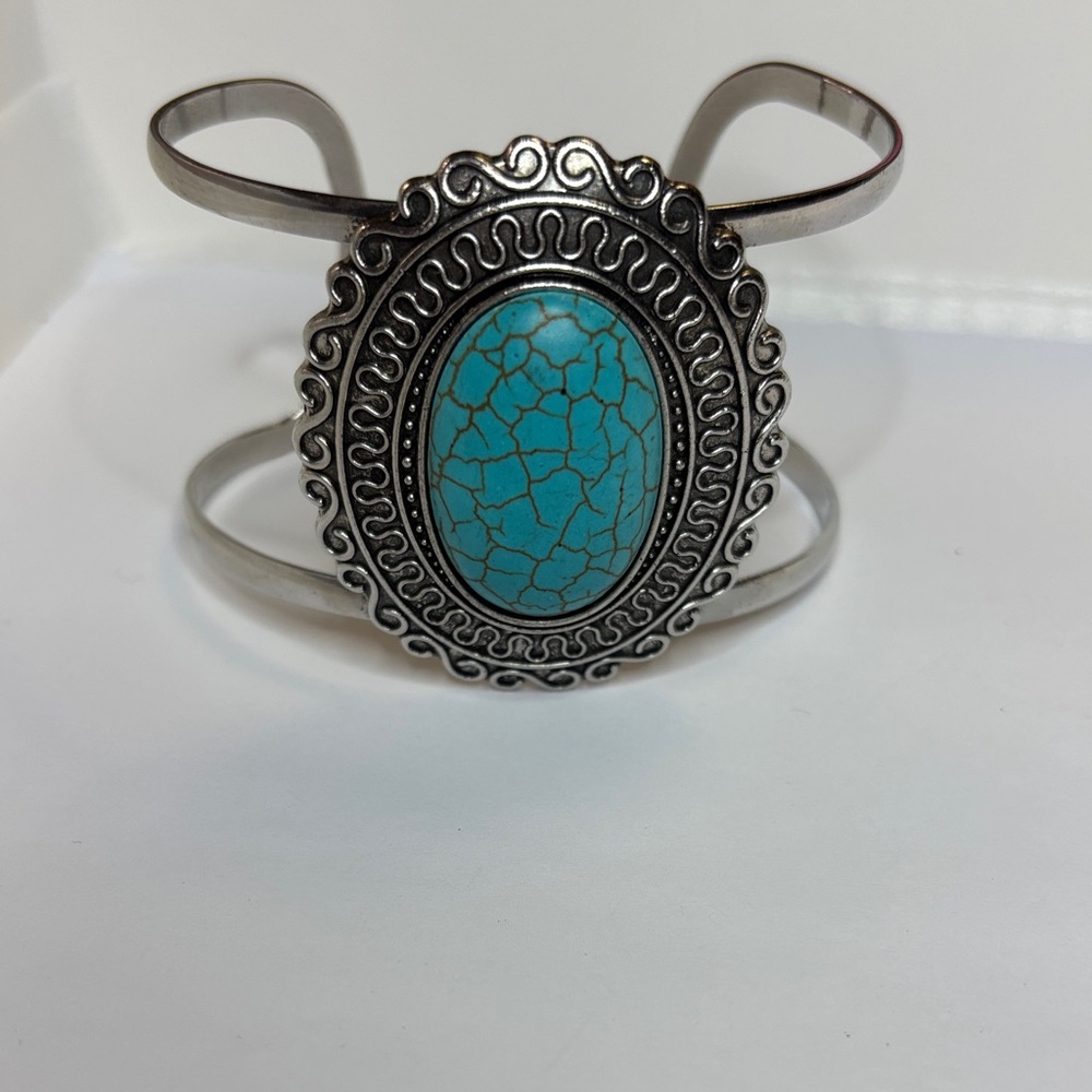 Size 7 Faux Turquoise and Silver Women's Bracelet